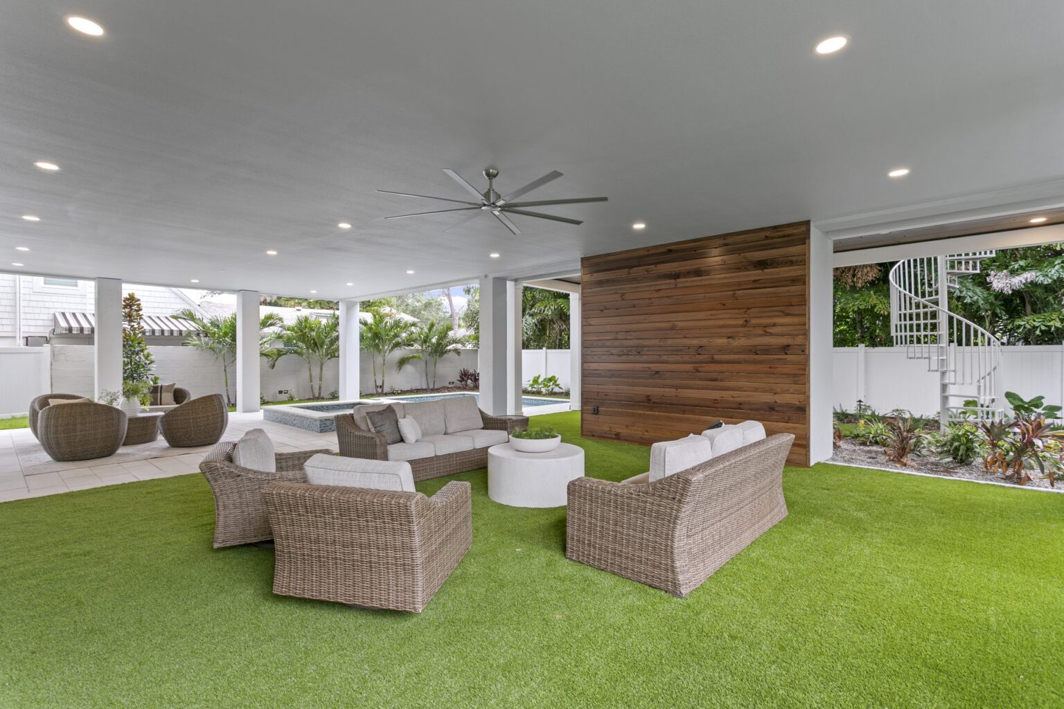 2312 S Occident ground level: Outdoor leisure lounge