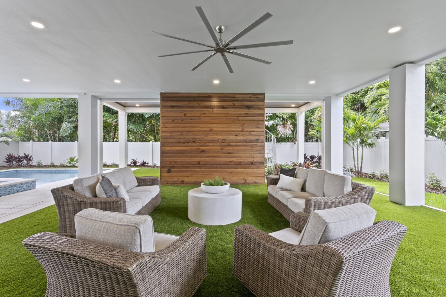 2312 S Occident ground level: Outdoor leisure lounge