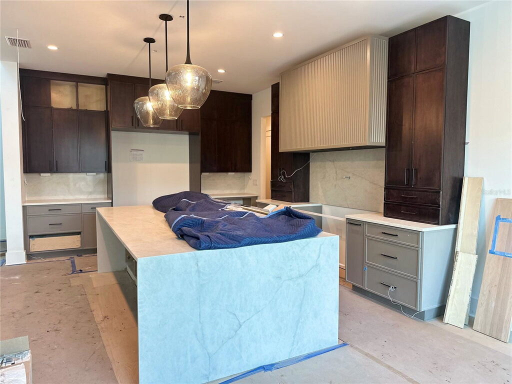 4629 W Longfellow, South Tampa &ndash; Kitchen with waterfall island