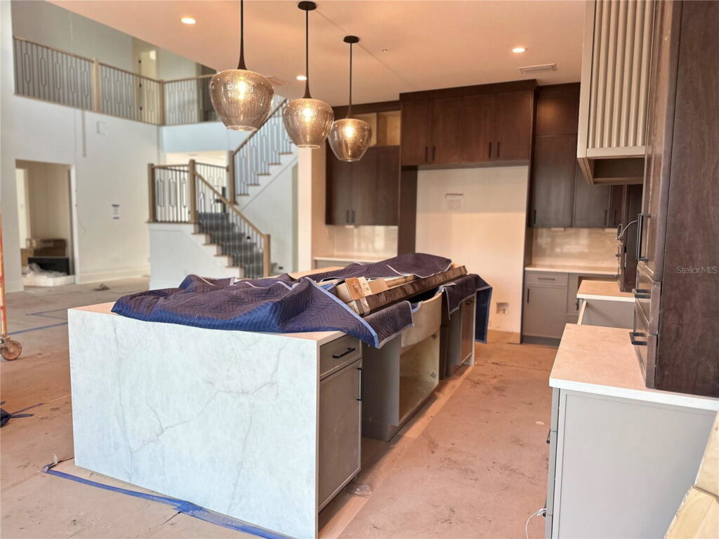 4629 W Longfellow, South Tampa &ndash; Vaulted great room and kitchen