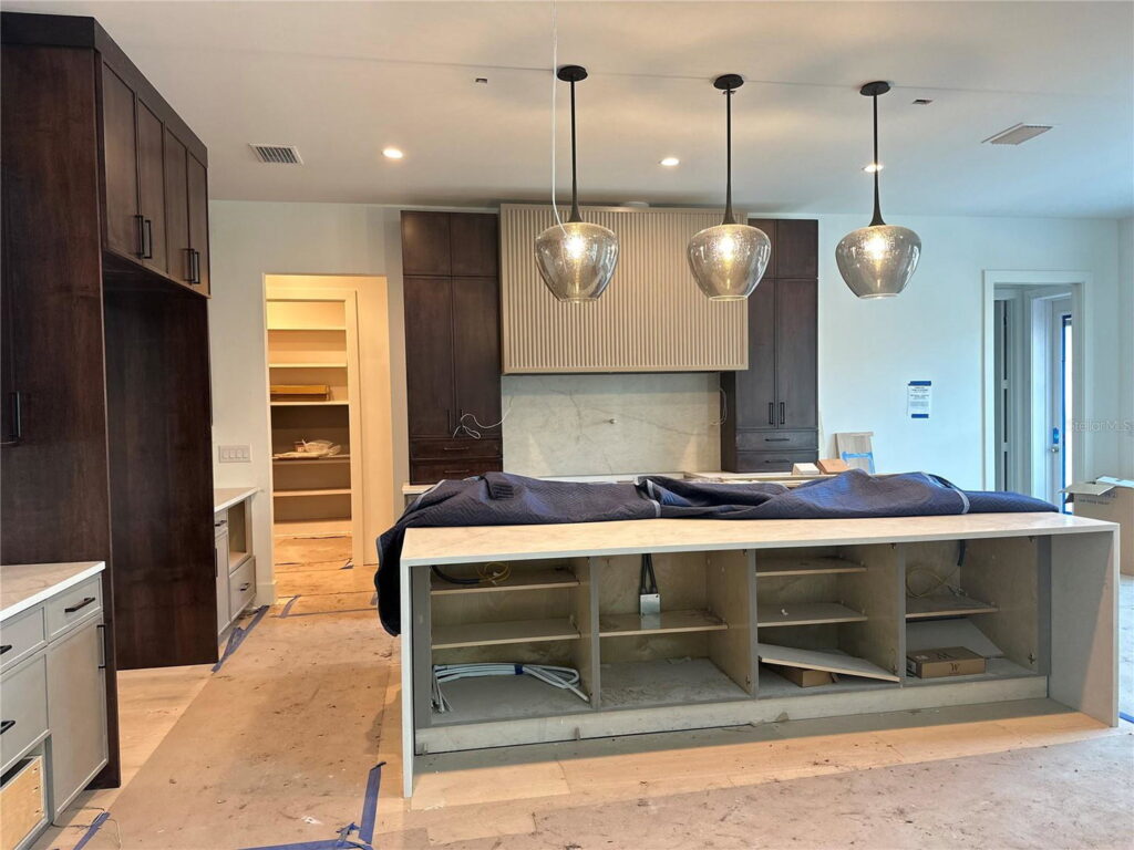 4629 W Longfellow, South Tampa &ndash; Kitchen and walk-in pantry