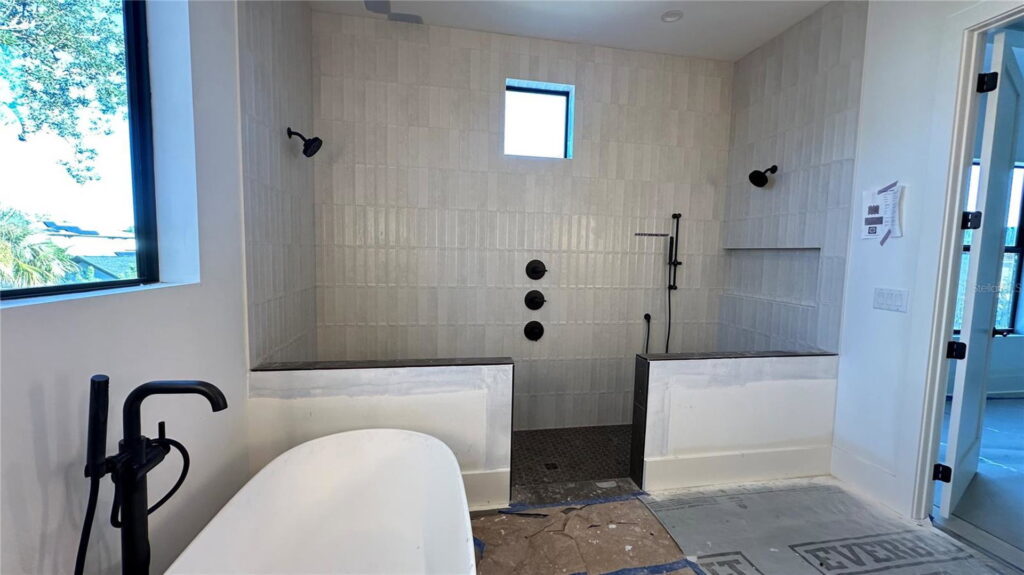 4629 W Longfellow, South Tampa &ndash; Primary bath with soaking tub